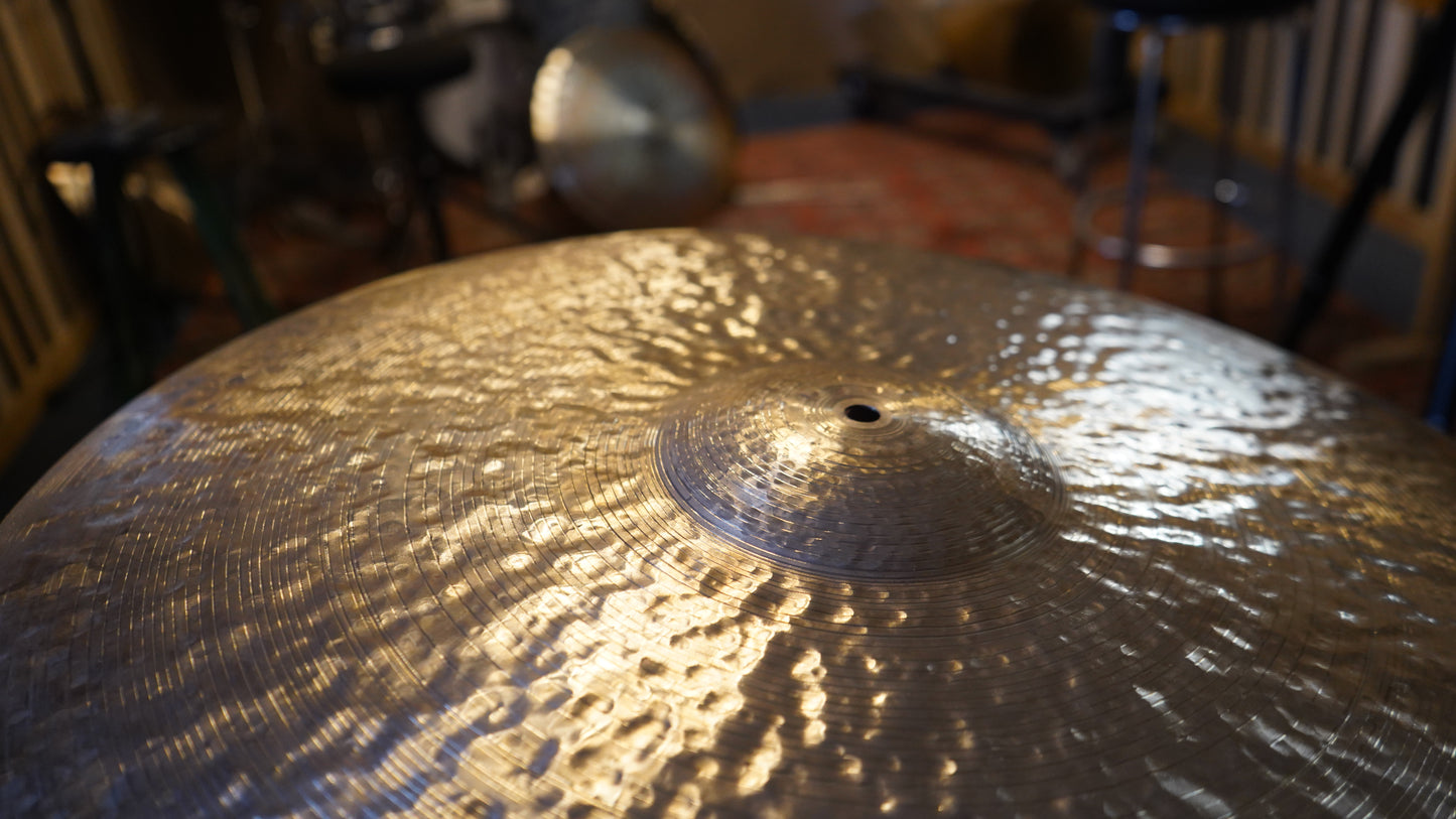 23" Hutch Signature 2742g