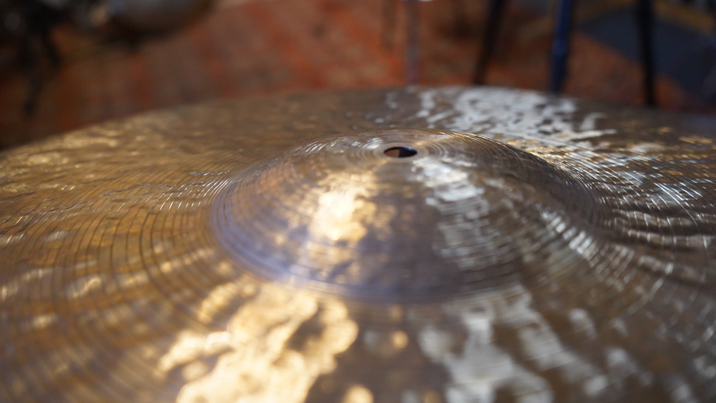 23" Hutch Signature 2742g